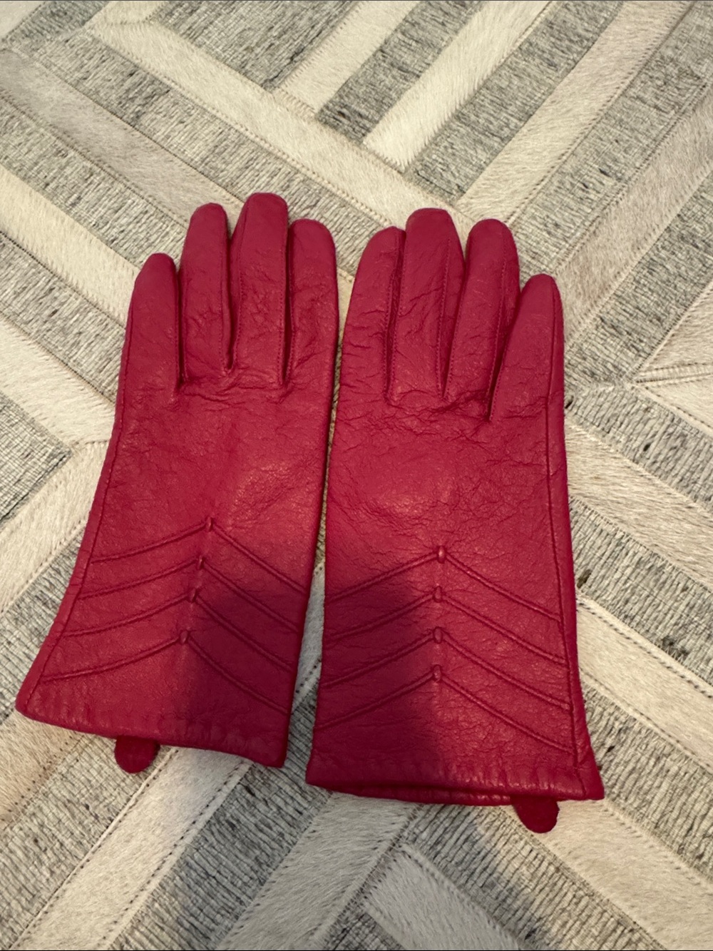 Women's pink Leather Gloves with Chevron Stitch Detail